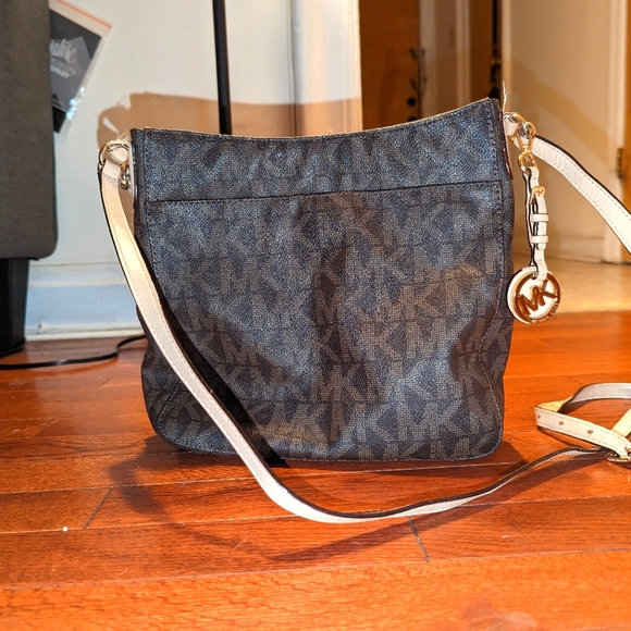 Micheal Kor's cross body with wristlet - Picture 2 of 3